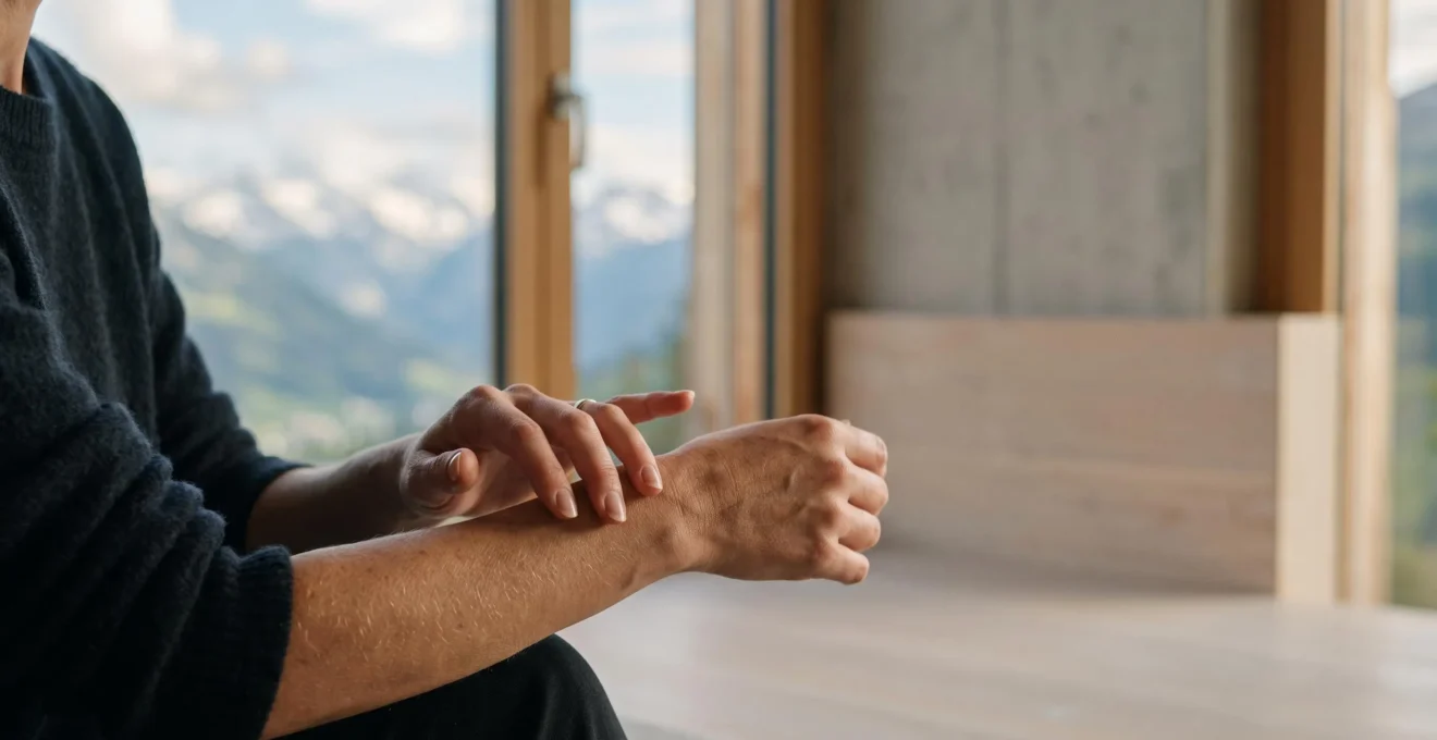 Main effleurant la peau en lumière naturelle, évoquant la précision et la douceur des soins biotechnologiques suisses