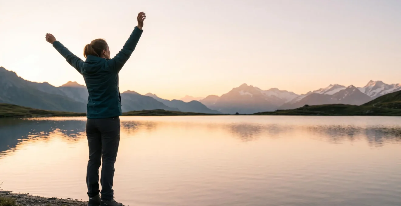 Silhouette d'une personne s'étirant face au lever du soleil sur un lac alpin suisse, symbolisant l'énergie retrouvée grâce à l'alignement des rythmes circadiens