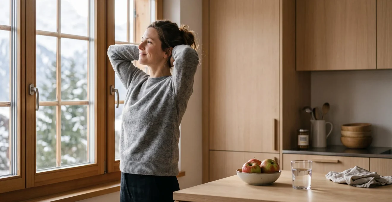 Femme se réveillant reposée et pleine d'énergie après une semaine d'alimentation légère, dans une cuisine de style suisse